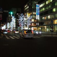 札幌駅に向かってイルミネーションが続いていました