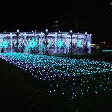 雪をイメージした大きなイルミネーション