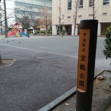 子供が走り回っている公園です。