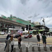 ブキッビンタン駅前のグリーンの建物