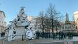 広場の中央にレオナルドダビンチの像』by ムーミン3｜スカラ広場の