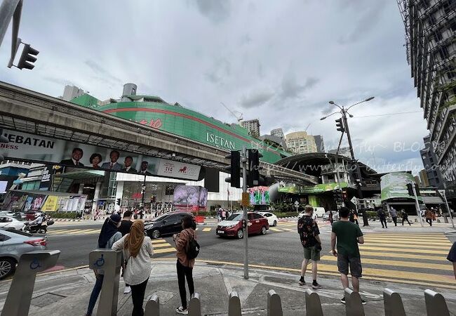 ブキッビンタン駅前のグリーンの建物