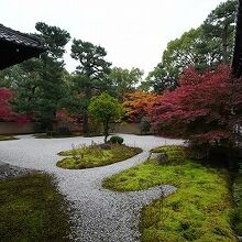 本堂入り口から石庭を見る