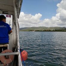 遊覧船で河口から上流にさかのぼる