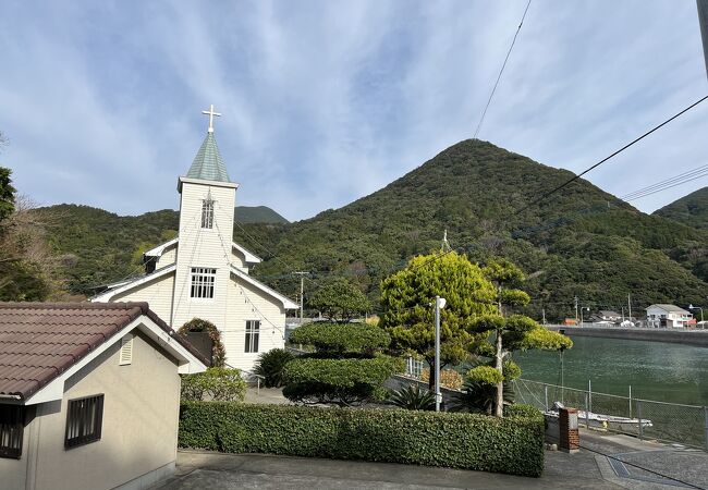 入江に佇む美しい教会