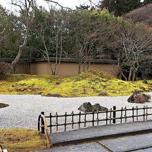 白砂とコケで松島湾を表現した「天の庭」