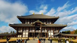 修学旅行で賑わう大仏殿