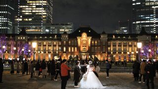 赤れんが駅舎を背景に結婚式の前撮りをする方も