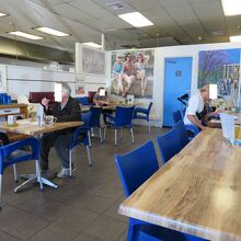 地元の人たちもやって来るお店です。