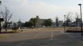 倉敷用水に沿ったエリアを中心に、施設が非常に充実した公園です。