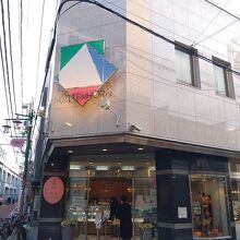 東急東横線の学芸大学駅のそば。高架橋沿いにお店はある