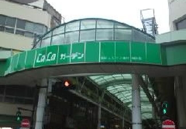 赤羽駅東口側のアーケード商店街