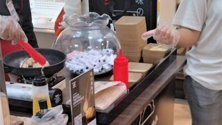 ジャカルタ市の住宅エリアの日本スタイルの食品スーパー