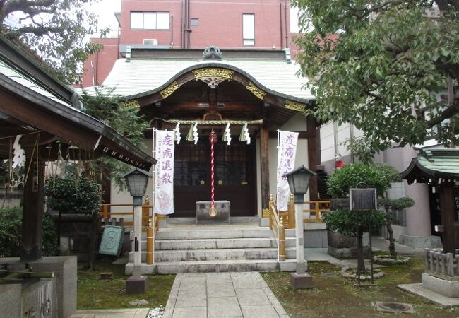 不思議な雰囲気の神社です。