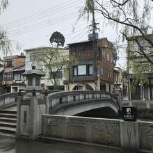 近くの大淀川の石橋「柳湯橋」もこんな感じ。これは「弁天橋」