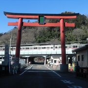 京王線を挟んで、鳥居と拝殿が分かれています