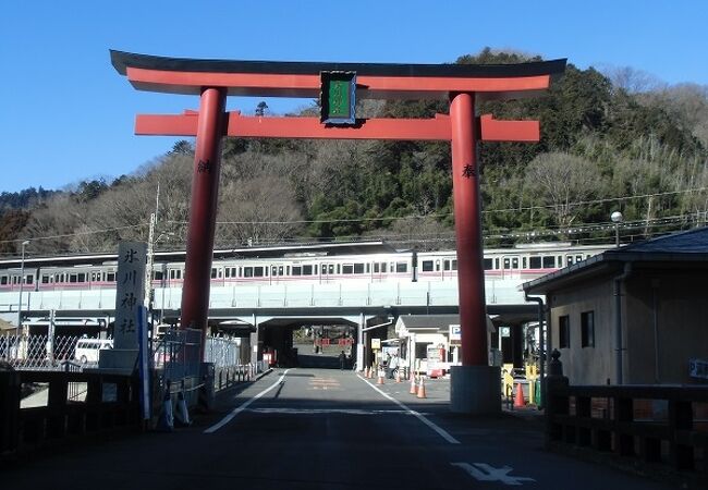 京王線を挟んで、鳥居と拝殿が分かれています