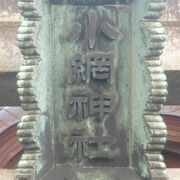 小網神社には、参拝に訪れる人が列をなしていて、なかなか前に進めないほどです。多くの人々の崇敬の的です。