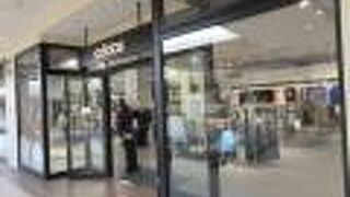 アディダスのシンプルなデザインは飽きが来ないし、上のウェアにも合わせやすいですね。