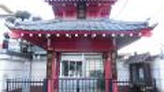 赤い寺門がとてもインパクトが強いです