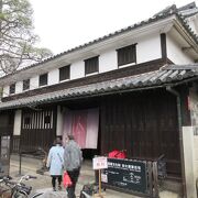蔵は改装されていて大原孫三郎に関する展示スペースとして活用されていました。