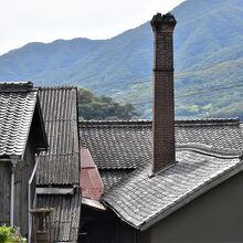 煉瓦煙突が屋根から突き出る山吉醤油跡