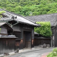 風情のある散策路「長屋門及び塀」（塩田家）