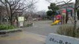 街灯は風力と太陽光を利用しています