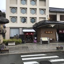 駅からまっすぐで、近いので訪問し易いです