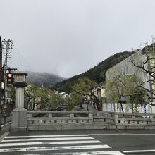 地蔵湯橋を渡った正面にあります