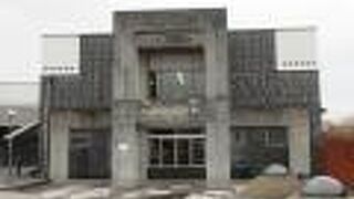 中央通りを南下し市立美術館の先を東側にわたった先にありました。