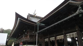 「比翼入母屋造り」という入母屋造りを前後に重ねたような独特の形状をした本殿は国宝に指定されています。