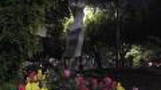 芸術品も置かれる都会の児童公園