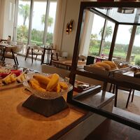 クラブ棟でも朝食は観光出発前の時間帯は激混み。