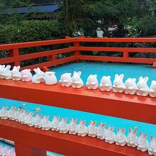 奉納された「うさぎみくじお守り」