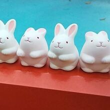 可愛らしい「うさぎみくじお守り」