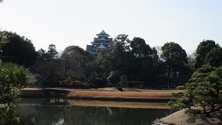 岡山城天守閣をバックに後楽園の写真を写したい方は、逆光になりにくい午後に訪問すると良いでしょう。