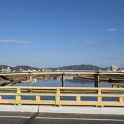 岡山城や後楽園のすぐそばを悠々と流れる静かな河川です。