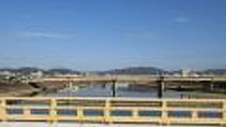 岡山城や後楽園のすぐそばを悠々と流れる静かな河川です。