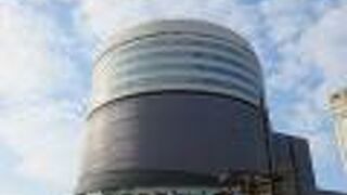 交差点に面して建つ円筒形のふとっちょのビル。