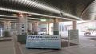 行先別に案内表示が出ており、迷うことなく最適な出口に進むことが出来ます。