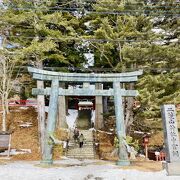 湖畔に佇む厳かな神社