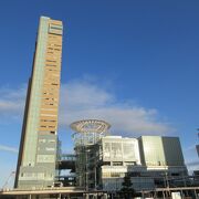高松駅を出ると目に飛び込んでくる高層ビルが【高松シンボルタワー】です。