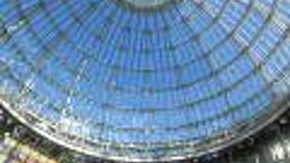 ミラノのギャラリアを彷彿とさせるようなドーム天井。