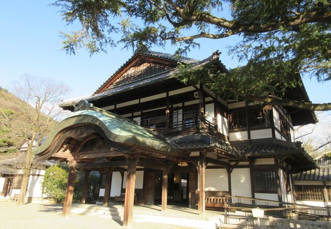 元々は藩主の御殿があった場所であり、栗林公園の景観と違和感は全くありませんでした。