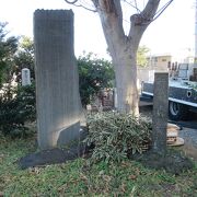 墓地開設者の碑も建っています