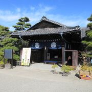 靴を脱いで邸内に入ると、丁度地域のイベントが開催されていて、大勢の方でにぎわっていました。