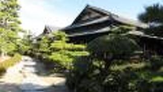 松の他にソテツもあって、鹿児島の指宿あたりの武家屋敷を思わせる雰囲気がありました。