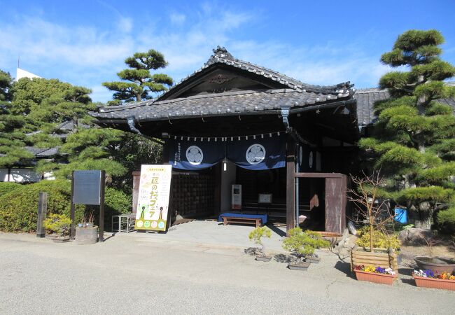 靴を脱いで邸内に入ると、丁度地域のイベントが開催されていて、大勢の方でにぎわっていました。