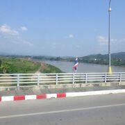 タイの出国が終わると、「第4友好橋」を渡るバスが待っていました